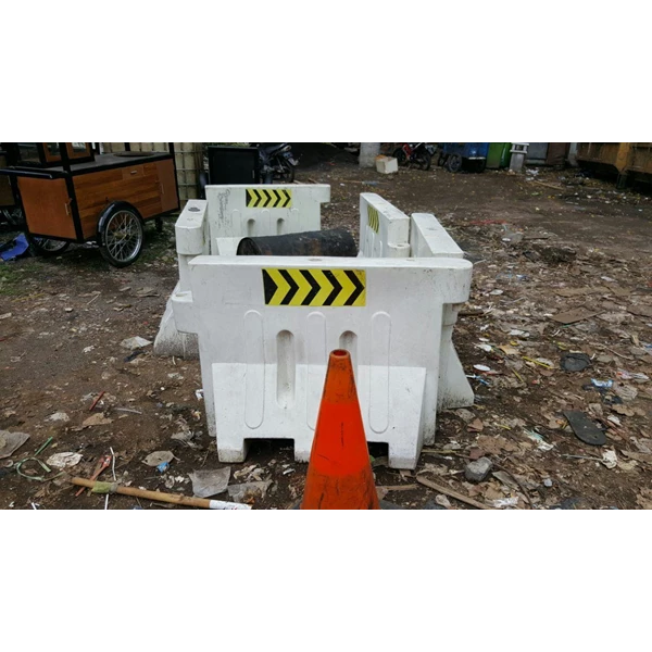 Road Water Barrier Pembatas Jalan Plastik Tanaga